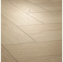 Laminátová podlaha vo vzhľade svetlého duba so vzorom chevron.