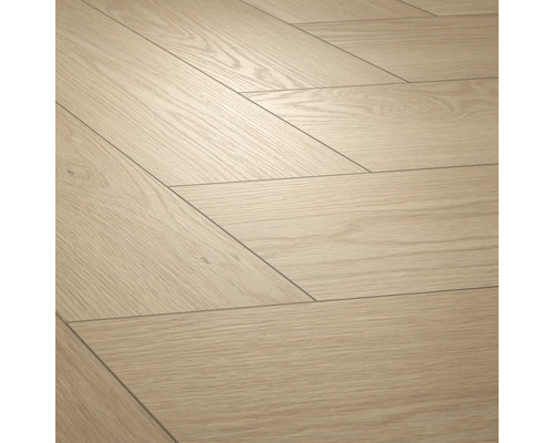 Laminátová podlaha vo vzhľade svetlého duba so vzorom chevron.
