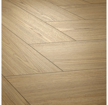 Laminátová podlaha so vzhľadom duba so vzorom chevron a štruktúrovaným povrchom dreva.