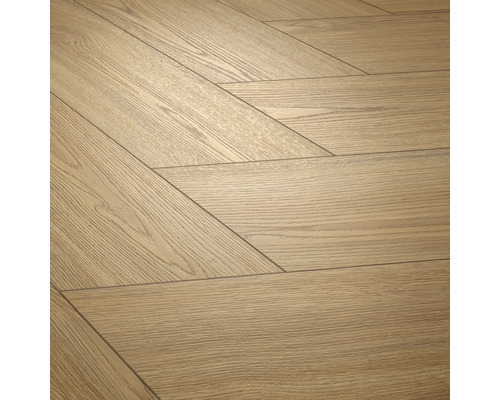 Laminátová podlaha so vzhľadom duba so vzorom chevron a štruktúrovaným povrchom dreva.