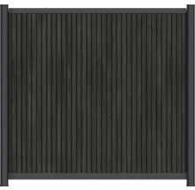 Antracitová pohľadová ochrana z drevoplastu s vertikálnymi lamelami a kovovým rámom.