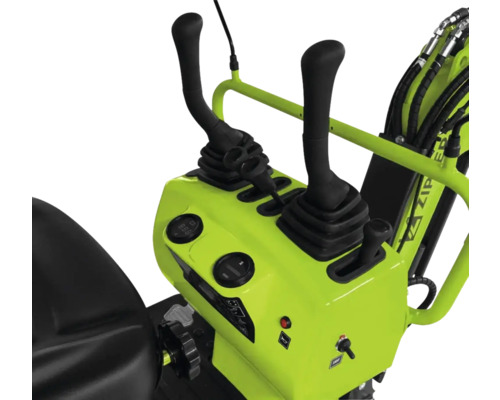 Ovládací panel minirýpadla Zipper s joystickmi, páčkami a digitálnymi ukazovateľmi.