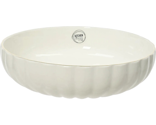 Biela keramická servírovacia misa s vrúbkovaným vonkajším povrchom a logom Kitchen Goods and More.
