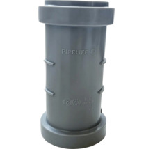 Pipelife presuvka pre vysoké teploty zo sivého polypropylénu s Pipelife Logo a symbolom recyklácie pre plast.