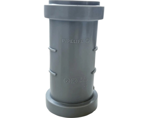 Pipelife presuvka pre vysoké teploty zo sivého polypropylénu s Pipelife Logo a symbolom recyklácie pre plast.
