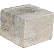 Štvorcový betónový blok s kruhovým otvorom v strede.
