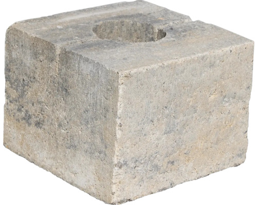Štvorcový betónový blok s kruhovým otvorom v strede.