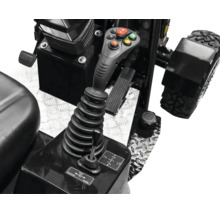 Ovládacie prvky stavebného stroja s multifunkčným joystickom, tlačidlami a zaisťovacou pákou na ryhovanom plechu.