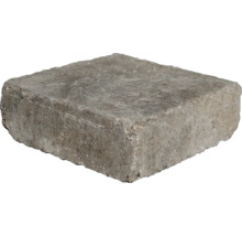 Obdĺžnikový betónový múrový kameň so vzhľadom prírodného kameňa a nepravidelnou štruktúrou povrchu.