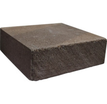 Obdĺžniková betónová dlažba so štruktúrovaným povrchom.