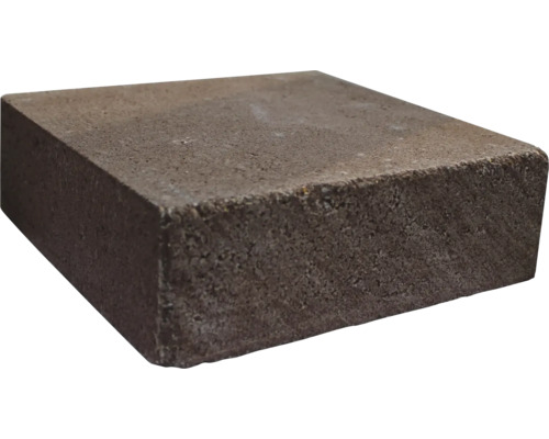 Obdĺžniková betónová dlažba so štruktúrovaným povrchom.