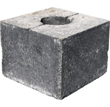 Štvorcový betónový základový blok s okrúhlym otvorom v strede pre stĺpiky alebo slnečníky.
