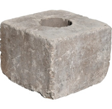 Štvorcový betónový blok s okrúhlym otvorom v strede na osadenie stĺpika.