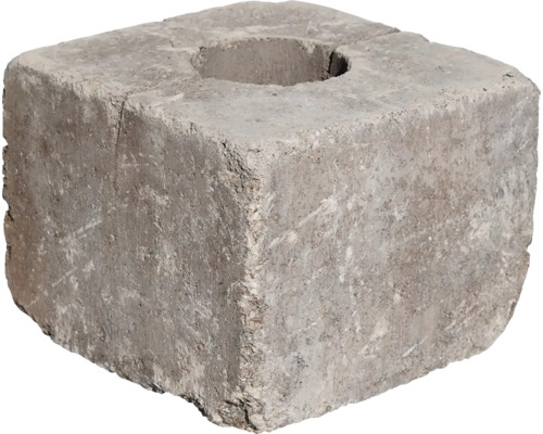Štvorcový betónový blok s okrúhlym otvorom v strede na osadenie stĺpika.