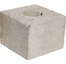 Štvorcový betónový blok s okrúhlym otvorom v strede.