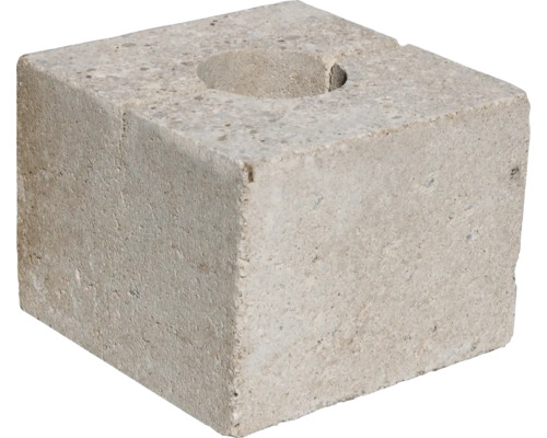 Štvorcový betónový blok s okrúhlym otvorom v strede.