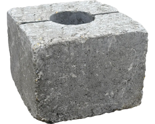 Štvorcová komínová tvárnica z betónu s okrúhlym stredovým otvorom a hrubou textúrou.