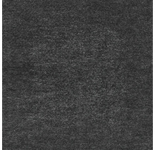 Detailný záber na tmavosivú vpichovanú plsť s vláknitou štruktúrou.