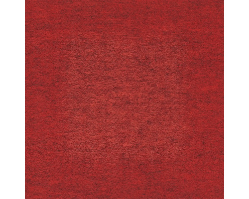 Detailný záber červenej plstenej textúry, vláknitý textilný povrch.