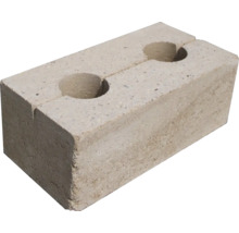 Betónová murovacia tvárnica s dvoma okrúhlymi otvormi na hornej strane.