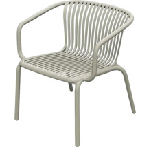 Moderná záhradná stolička s opierkami na ruky, ergonomicky tvarované sedadlo a operadlo z vertikálnych lamiel.