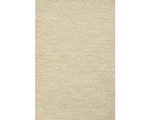 Koberec s mäkkým, štruktúrovaným povrchom v béžovej farbe.