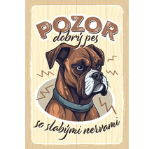 Výstražná tabuľa s ilustráciou boxera a textom Pozor dobrý pes so slabými nervami.
