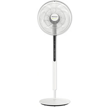 Stojanový ventilátor Rohnson s digitálnym displejom, bielym telom a okrúhlou základňou.