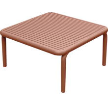 Štvorcový záhradný odkladací stolík v terracotta farbe s lamelovým povrchom z plastu.