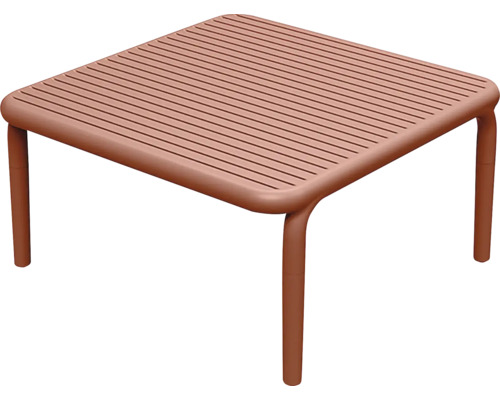 Štvorcový záhradný odkladací stolík v terracotta farbe s lamelovým povrchom z plastu.