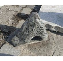 Prírodný pramenný kameň zo žuly s otvorom pre záhradnú architektúru