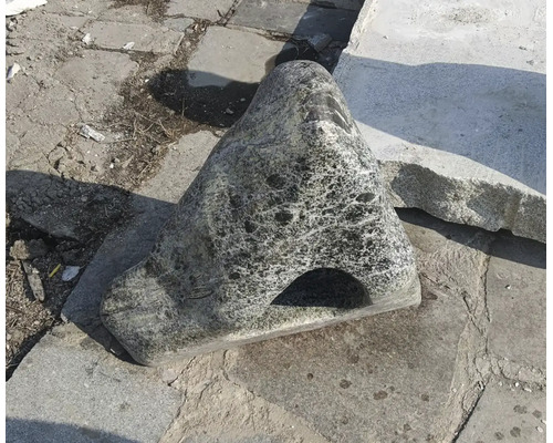 Prírodný pramenný kameň zo žuly s otvorom pre záhradnú architektúru