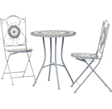 Bistro set z kovu s mozaikovým zdobením, pozostávajúci z okrúhleho stola a dvoch skladacích stoličiek.