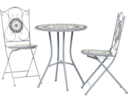 Bistro set z kovu s mozaikovým zdobením, pozostávajúci z okrúhleho stola a dvoch skladacích stoličiek.