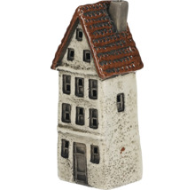 Dekoratívny biely miniatúrny keramický domček s hnedou škridlovou strechou, sivým komínom, oknami a dverami.