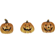Tri dekoratívne halloweenske tekvice s vyrezanými tvárami.
