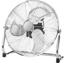 Podlahový ventilátor z kovu v chrómovom vzhľade s tromi lopatkami a ochrannou mriežkou.