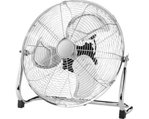 Podlahový ventilátor z kovu v chrómovom vzhľade s tromi lopatkami a ochrannou mriežkou.