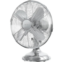 Stolný ventilátor z pochrómovaného kovu od Nordic Home s ochrannou mriežkou a štyrmi lopatkami.