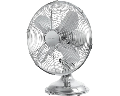 Stolný ventilátor z pochrómovaného kovu od Nordic Home s ochrannou mriežkou a štyrmi lopatkami.
