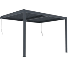 Voľne stojaca tmavosivá kovová pergola s nastaviteľnými lamelami a ručnými kľukami.