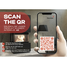 Ruka držiaca smartfón s QR kódom na zobrazenie krbovej pece Thermia v rozšírenej realite vo vlastnom interiéri.