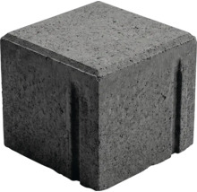 Štvorcová betónová dlažobná kocka so zvislými drážkami na stranách.
