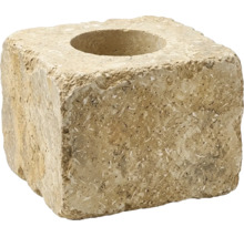 Štvorcový blok z prírodného kameňa s kruhovým otvorom v strede a hrubým povrchom.