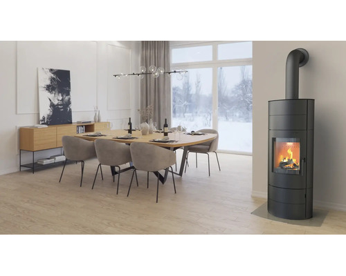 Moderný obývací a jedálenský priestor s horiacou čiernou krbovou pecou, veľkým dreveným stolom s čalúnenými stoličkami a svetlou atmosférou.