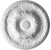 Biela okrúhla stropná rozeta s kvetinovými ornamentmi v klasickom štukovom štýle.