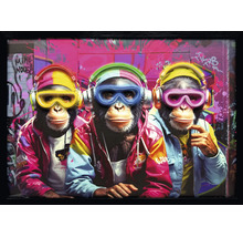 Moderný obraz na stenu s tromi šimpanzmi s farebnými slúchadlami, okuliarmi a bundami na graffiti pozadí v čiernom ráme.