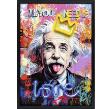 Nástenný obraz v pop-art štýle s Albertom Einsteinom vyplazujúcim jazyk, korunou, nápisom Love a All you need is v čiernom ráme.