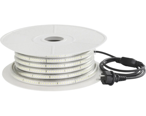 LED pásik na cievke s napájacím káblom a zástrčkou.