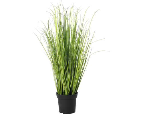 Umelá okrasná tráva v čiernom plastovom kvetináči.